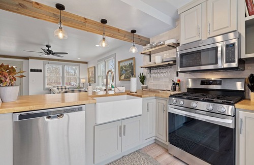 Benton Harbor House | N Shore Bungalow-Close to St Joe, beaches, golf, wineries, 45 min to Notre Dame