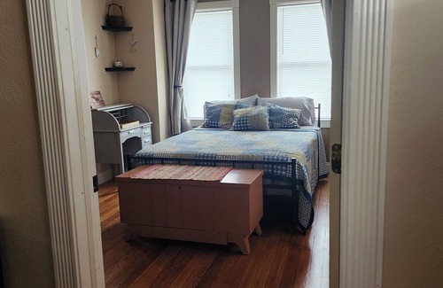 Petersburg House | n2 Bedrooms King & Queen main floor. addnLoft 2 twin beds seperate rooms fee