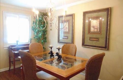 Demere Park House | N5 great for families 4 twins 1 king, screened room large living room 2 and 1 half baths bedromms up