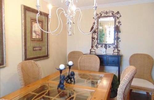 Demere Park House | N5 great for families 4 twins 1 king, screened room large living room 2 and 1 half baths bedromms up