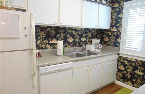 Demere Park House | N5 great for families 4 twins 1 king, screened room large living room 2 and 1 half baths bedromms up