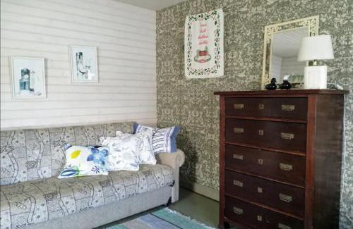 Naantali Ski Chalet | Naantalissa idyllinen, pieni merenrantamökki