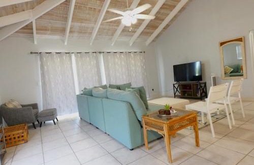 Discovery Bay House | Nadhi - Waterfront House