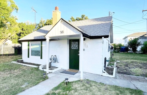 Springville House | Nadia's Cozy Casita: Cute, Convenient & Pet-Friendly
