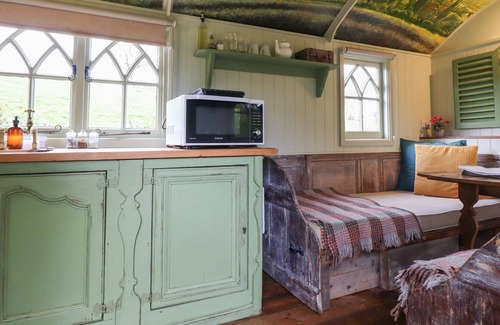Newcastle-on-Clun Cottage | NADINE, pet friendly, with open fire in Beguildy