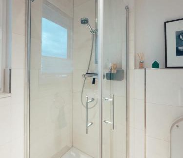 Kalk House | Nahe Messe - Privates Gästezimmer mit Bad in einer Wohnung