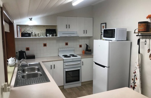 Penola Cottage | nAir's Cottage Penola: Delightful colonial stone cottage, WiFi fire AC Spa BBQ