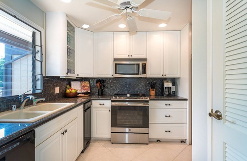 Kailua-Kona Condo | Nalu Bliss- Amazing 2BR Waterfront Location on Alii Dr Close to Town and Beaches