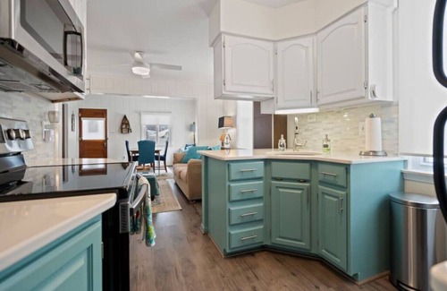 Lexington House | Namaste on Huron! Walk to beach, couples getaway!
