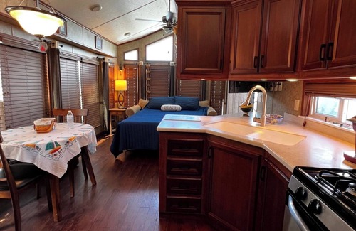 Oak Harbor House | Nana and Papa’s Tiny beach house with private beach and amazing views