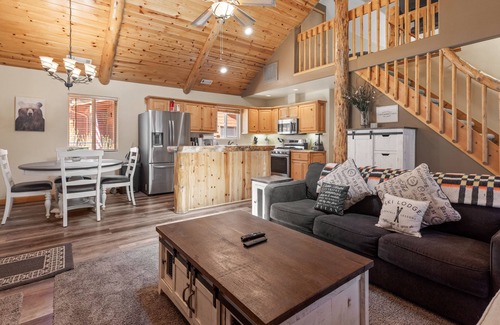 Peter Pan Cabin | Nana Bear Manor - Hot Tub, Fireplace, Deck, Barbecue