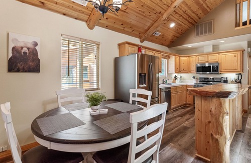 Peter Pan Cabin | Nana Bear Manor - Hot Tub, Fireplace, Deck, Barbecue