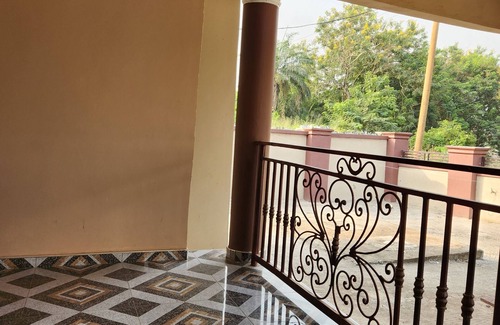 Ajumako House | Nana's charming 3-bedroom house with WiFi, AC in serene Besease. Near Kumasi