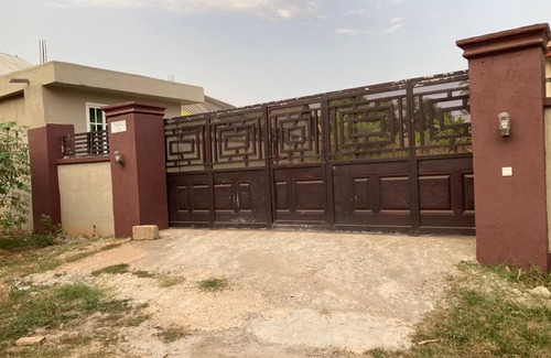 Ajumako House | Nana's charming 3-bedroom house with WiFi, AC in serene Besease. Near Kumasi