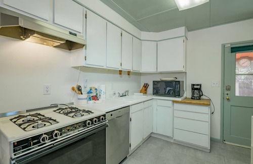 Peter Pan House | Nana's Cottage Retreat - Charming rustic cabin, Smart TV, Fenced Lot, BBQ