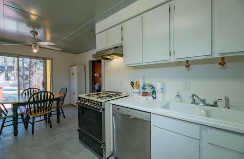 Peter Pan House | Nana's Cottage Retreat - Charming rustic cabin, Smart TV, Fenced Lot, BBQ