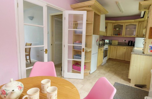 Llanfyrnach Cottage | NANNY JILL'S CABIN, pet friendly, with a garden in Crymych