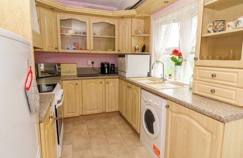 Llanfyrnach Cottage | NANNY JILL'S CABIN, pet friendly, with a garden in Crymych