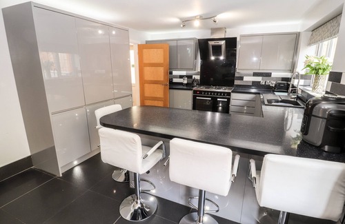 Wrexham Cottage | NANT HOUSE, pet friendly, with hot tub in Gwersyllt
