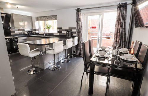 Wrexham Cottage | NANT HOUSE, pet friendly, with hot tub in Gwersyllt
