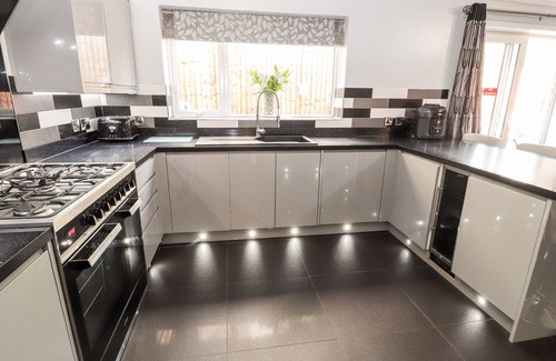 Wrexham Cottage | NANT HOUSE, pet friendly, with hot tub in Gwersyllt