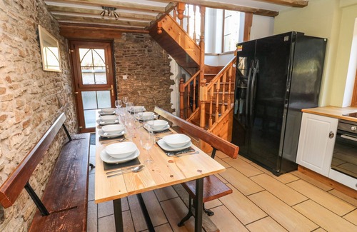 Mawr House | NANT MOEL ISAF FARM, pet friendly, with hot tub in Pontardawe