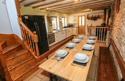 Mawr House | NANT MOEL ISAF FARM, pet friendly, with hot tub in Pontardawe