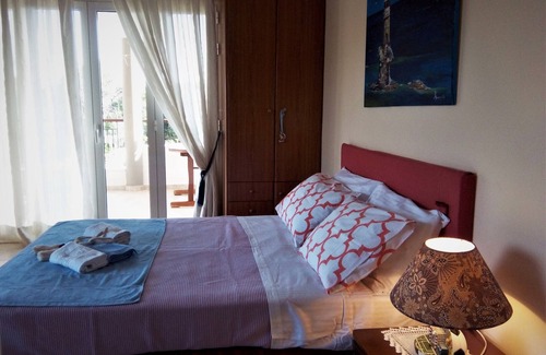Palaia Fokaia Bed & Breakfast | Nantia's studio apartment with bathroom and large veranda