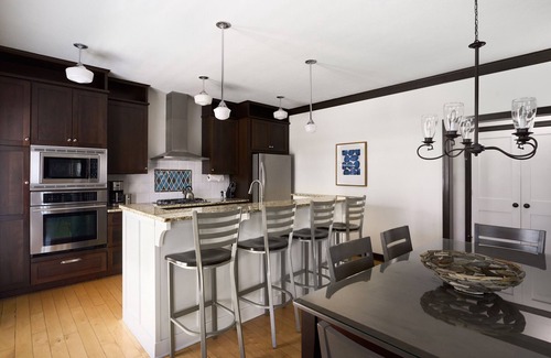 Holland House | "Nantucket 5 Bedroom" Luxury Townhome, Pool, Hot Tub, Golf Membership, Near Lake and Beaches