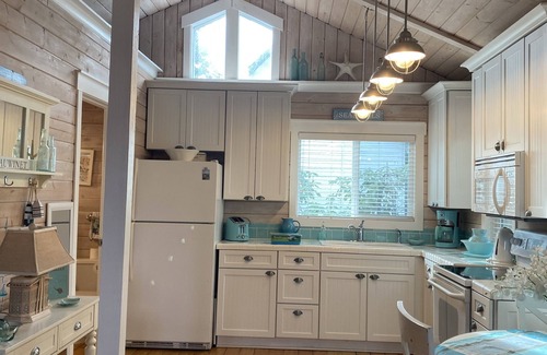 North Juanita Cottage | Nantucket Style Guest Cottage perfectly located near Juanita Beach in Kirkland!
