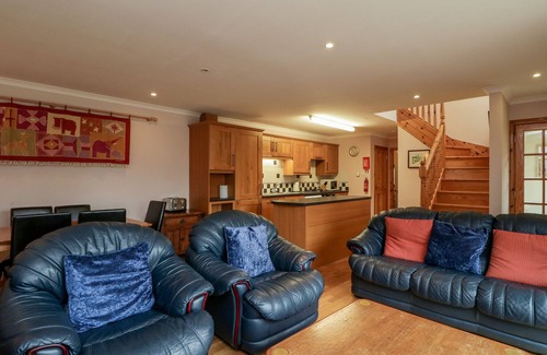 Kirriemuir Cottage | NANTUSI COTTAGE, pet friendly, with a garden in Kirriemuir