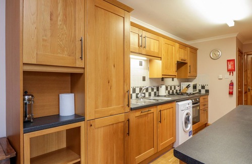 Kirriemuir Cottage | NANTUSI COTTAGE, pet friendly, with a garden in Kirriemuir