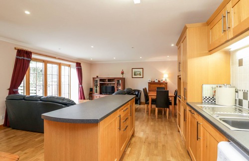 Kirriemuir Cottage | NANTUSI COTTAGE, pet friendly, with a garden in Kirriemuir