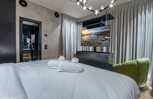 Elqosh Cabin | Naomi Boutique Suites
