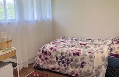 Central Lonsdale Bed & Breakfast | Naomi Home A cozy private room