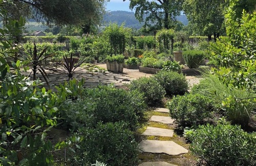 Napa House | Napa Valley - Oakville Farmhouse EstatenA classic and rare Napa Valley retreat.
