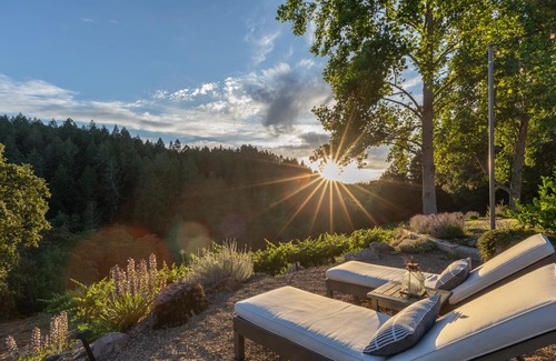 Calistoga House | Napa Valley resort style living w/pool & jacuzzi close to all!