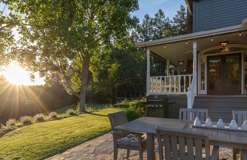 Calistoga House | Napa Valley resort style living w/pool & jacuzzi close to all!