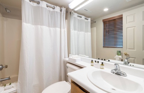 Napa Hotel | Napa Valley Retreat! Outdoor Swimming Pool, Free Parking!