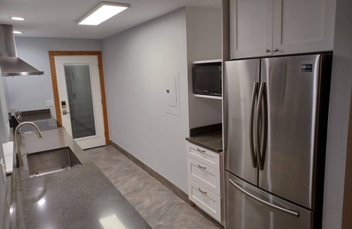 Naperville Apartment | Naperville Historic District walk to downtown, bars, restaurants, train, schools