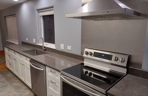 Naperville Apartment | Naperville Historic District walk to downtown, bars, restaurants, train, schools