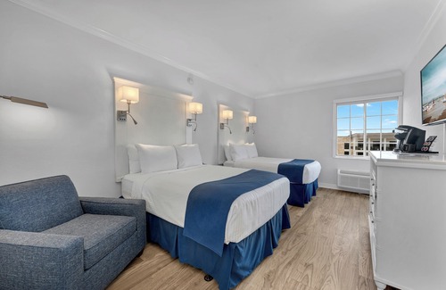 Redevelopment Area Resort | Naples Bay Retreat: 4 Comfortable Units with Bay View! Outdoor Pool & Hot Tub!