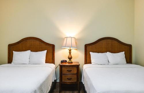 Naples Apartment | Naples Escape with Community Pool and Marina View!
