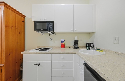 Naples Apartment | Naples Getaway with Fire Pit & Grill!