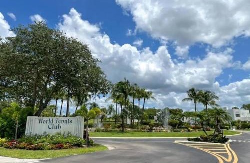 Central Naples Apartment | Naples Luxury Condo, Pool, Tennis, Minutes from the Beach