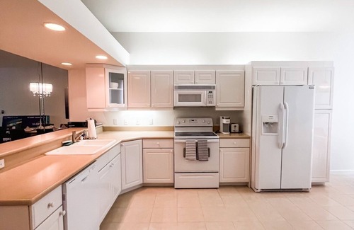Naples Condo | Naples Luxury Stay with Resort Pool Oasis & Lanai - Minutes To Beach & 5th Ave
