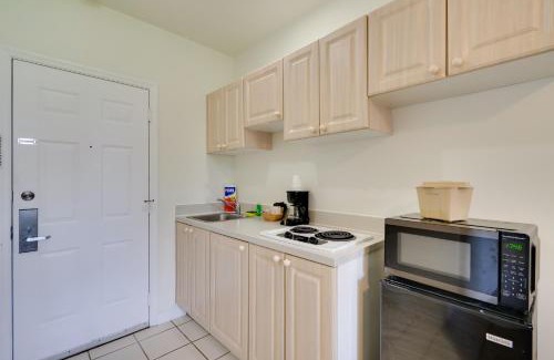 Naples Apartment | Naples Oasis with Screened Porch and Tennis Court!