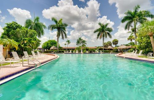 Naples Apartment | Naples Oasis with Screened Porch and Tennis Court!