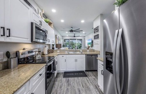 Naples Condo | NAPLES RETREAT REMODELED, 2 KING SUITES, POOL, TENNIS, GYM,10 MIN TO BEACH
