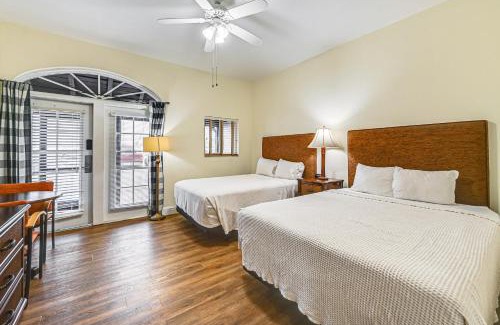Naples Apartment | Naples Retreat with Screened Porch and Charcoal Grill